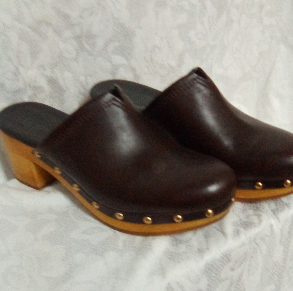 UGG Abbie Leather Clogs